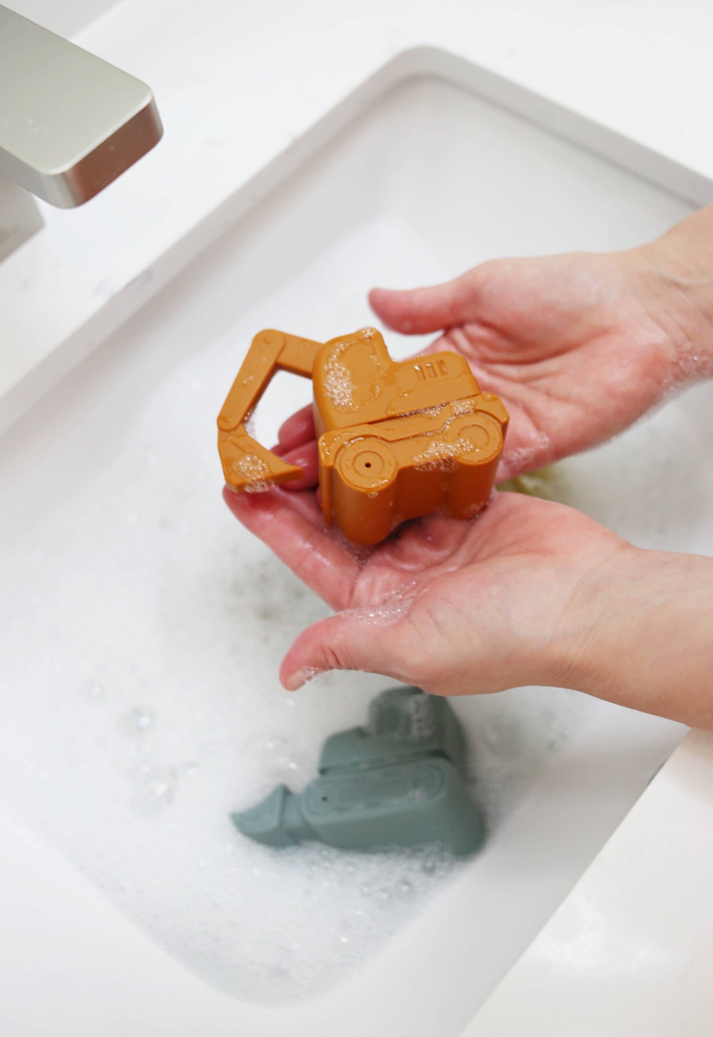 Marlowe & Co - Construction Mold Free Silicone Bath Toy Set